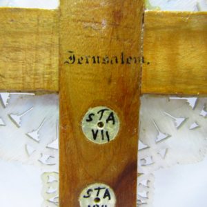 Cruz de Jerusalén en madera y Nácar con crucificado en bronce. Siglo XIX.