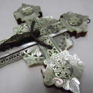Cruz de Jerusalén en madera y Nácar con crucificado en bronce. Siglo XIX.