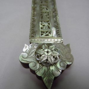 Cruz de Jerusalén en madera y Nácar con crucificado en bronce. Siglo XIX.