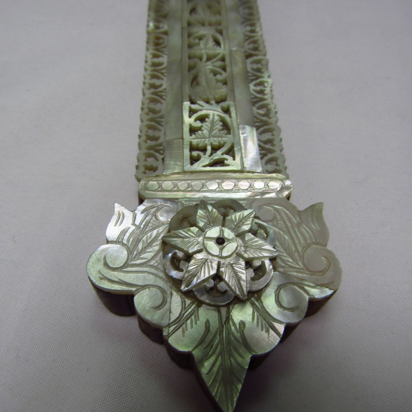 Cruz de Jerusalén en madera y Nácar con crucificado en bronce. Siglo XIX. Cruz de Jerusalén en madera y Nácar con crucificado en bronce. Siglo XIX.