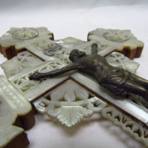Cruz de Jerusalén en madera y Nácar con crucificado en bronce. Siglo XIX.