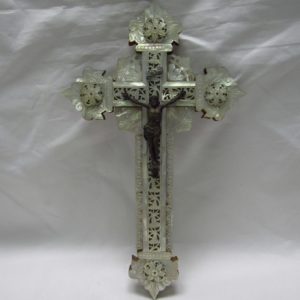 Cruz de Jerusalén en madera y Nácar con crucificado en bronce. Siglo XIX.