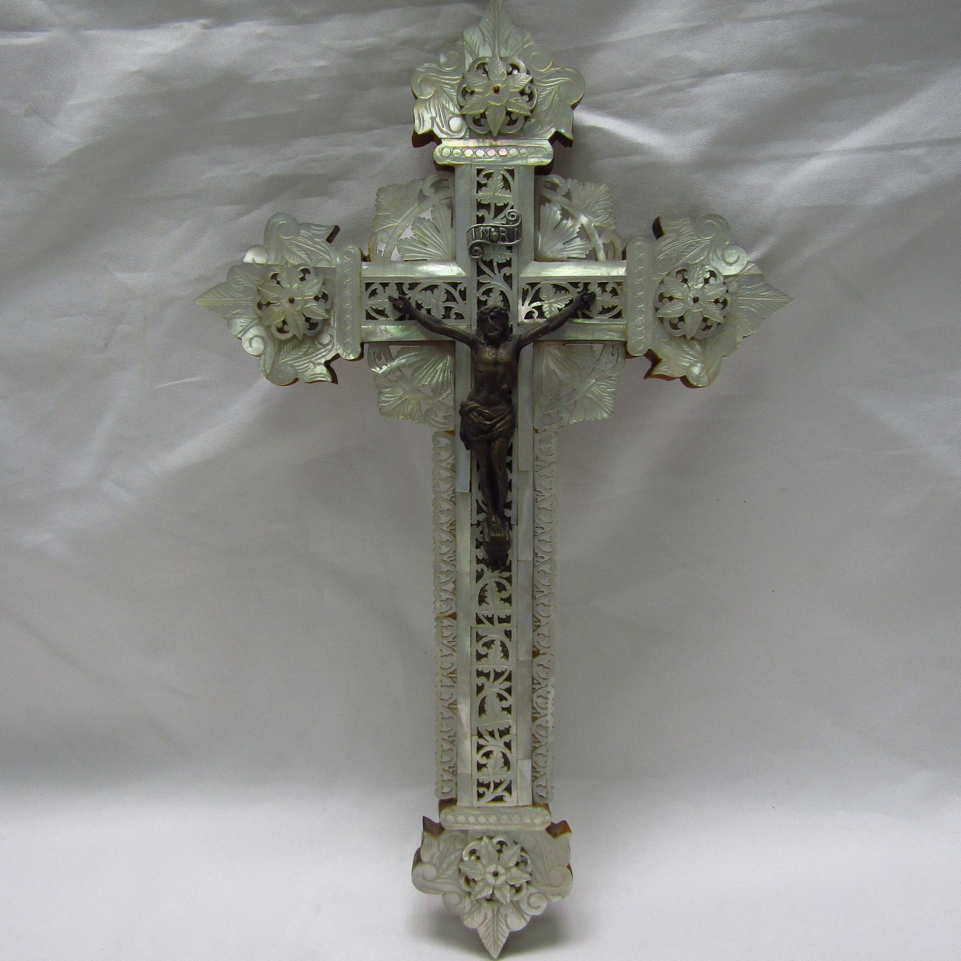 Cruz de Jerusalén en madera y Nácar con crucificado en bronce. Siglo XIX. Cruz de Jerusalén en madera y Nácar con crucificado en bronce. Siglo XIX.