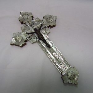Cruz de Jerusalén en madera y Nácar con crucificado en bronce. Siglo XIX.