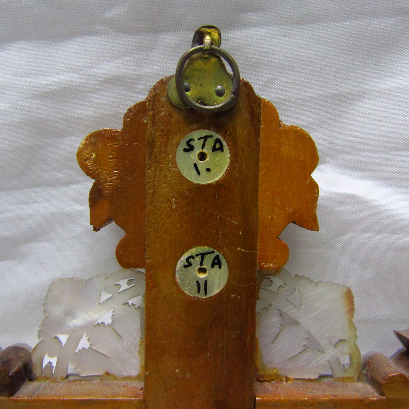 Cruz de Jerusalén en madera y Nácar con crucificado en bronce. Siglo XIX. Cruz de Jerusalén en madera y Nácar con crucificado en bronce. Siglo XIX.
