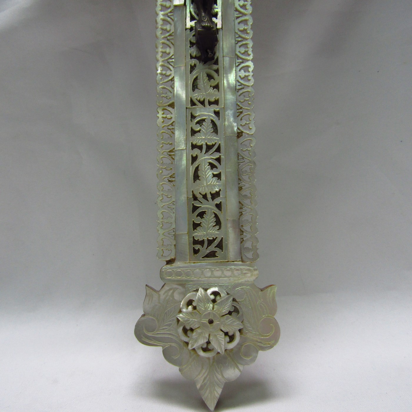 Cruz de Jerusalén en madera y Nácar con crucificado en bronce. Siglo XIX. Cruz de Jerusalén en madera y Nácar con crucificado en bronce. Siglo XIX.