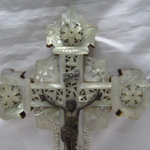 Cruz de Jerusalén en madera y Nácar con crucificado en bronce. Siglo XIX.