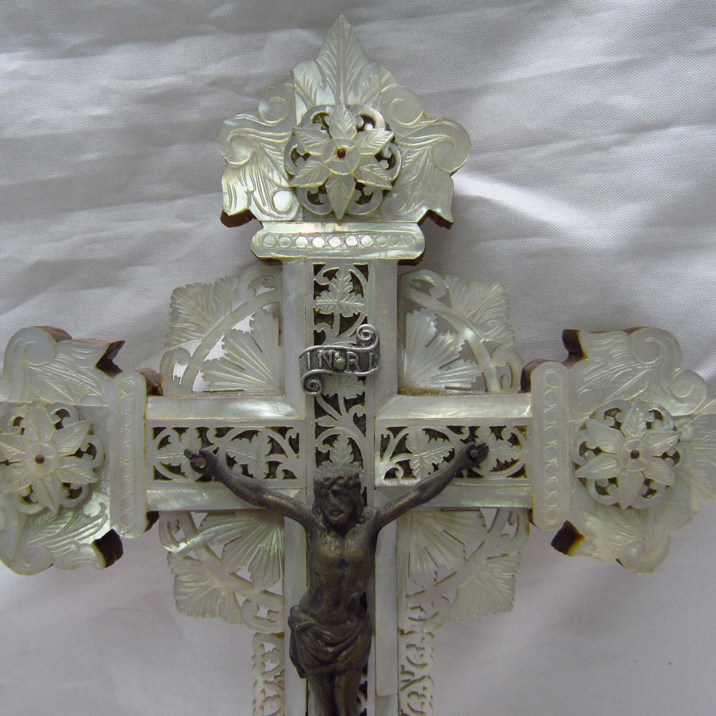 Cruz de Jerusalén en madera y Nácar con crucificado en bronce. Siglo XIX. Cruz de Jerusalén en madera y Nácar con crucificado en bronce. Siglo XIX.