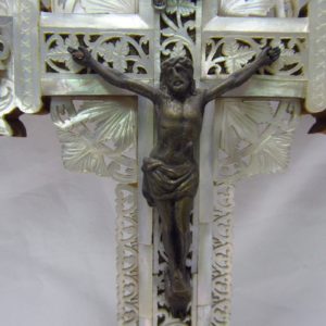 Cruz de Jerusalén en madera y Nácar con crucificado en bronce. Siglo XIX.