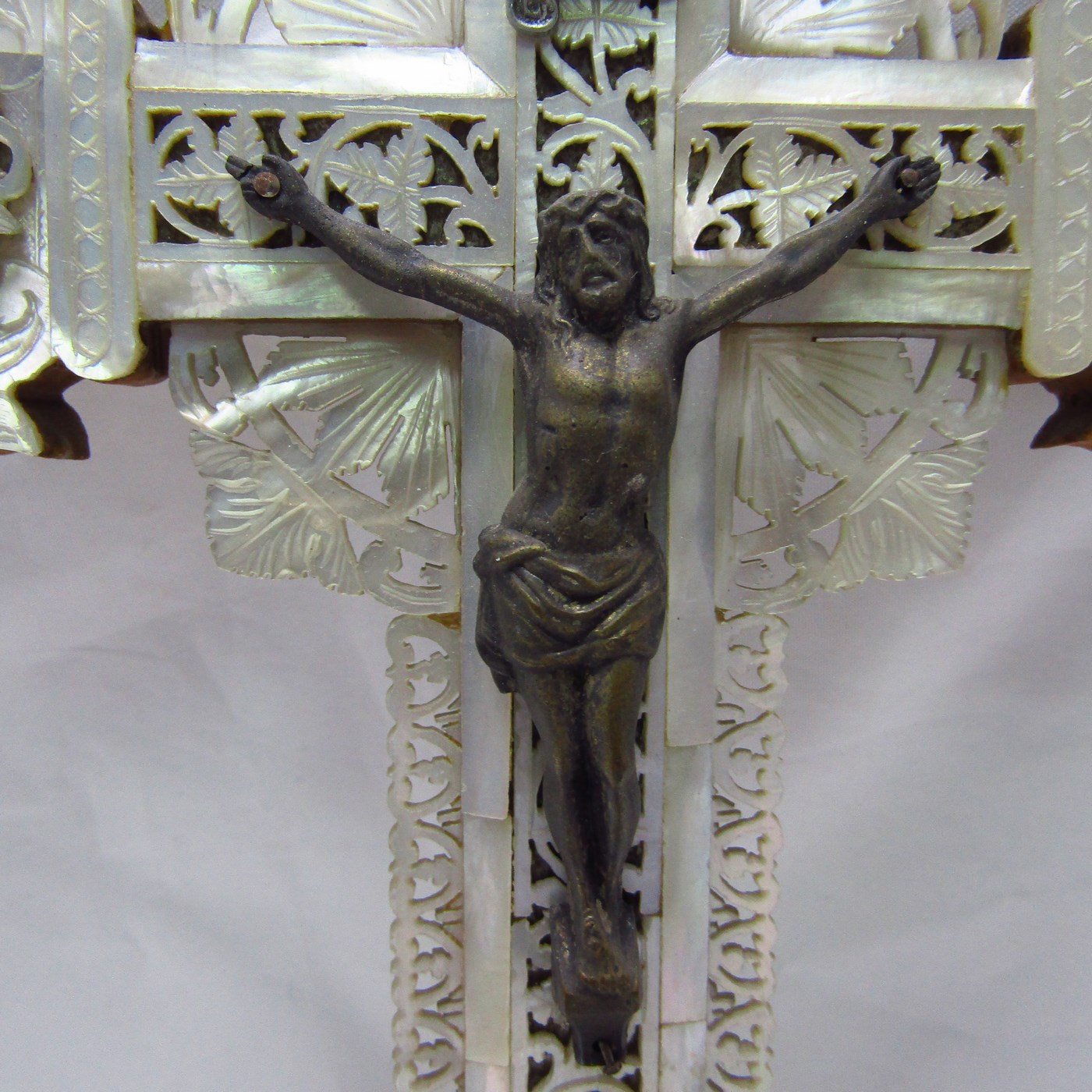 Cruz de Jerusalén en madera y Nácar con crucificado en bronce. Siglo XIX. Cruz de Jerusalén en madera y Nácar con crucificado en bronce. Siglo XIX.