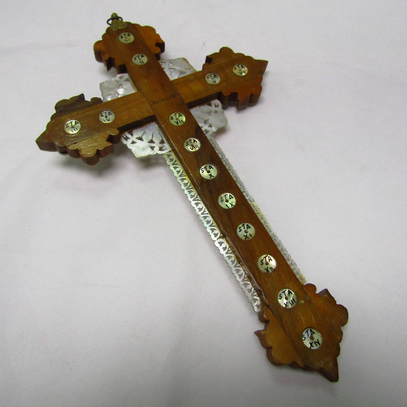 Cruz de Jerusalén en madera y Nácar con crucificado en bronce. Siglo XIX. Cruz de Jerusalén en madera y Nácar con crucificado en bronce. Siglo XIX.