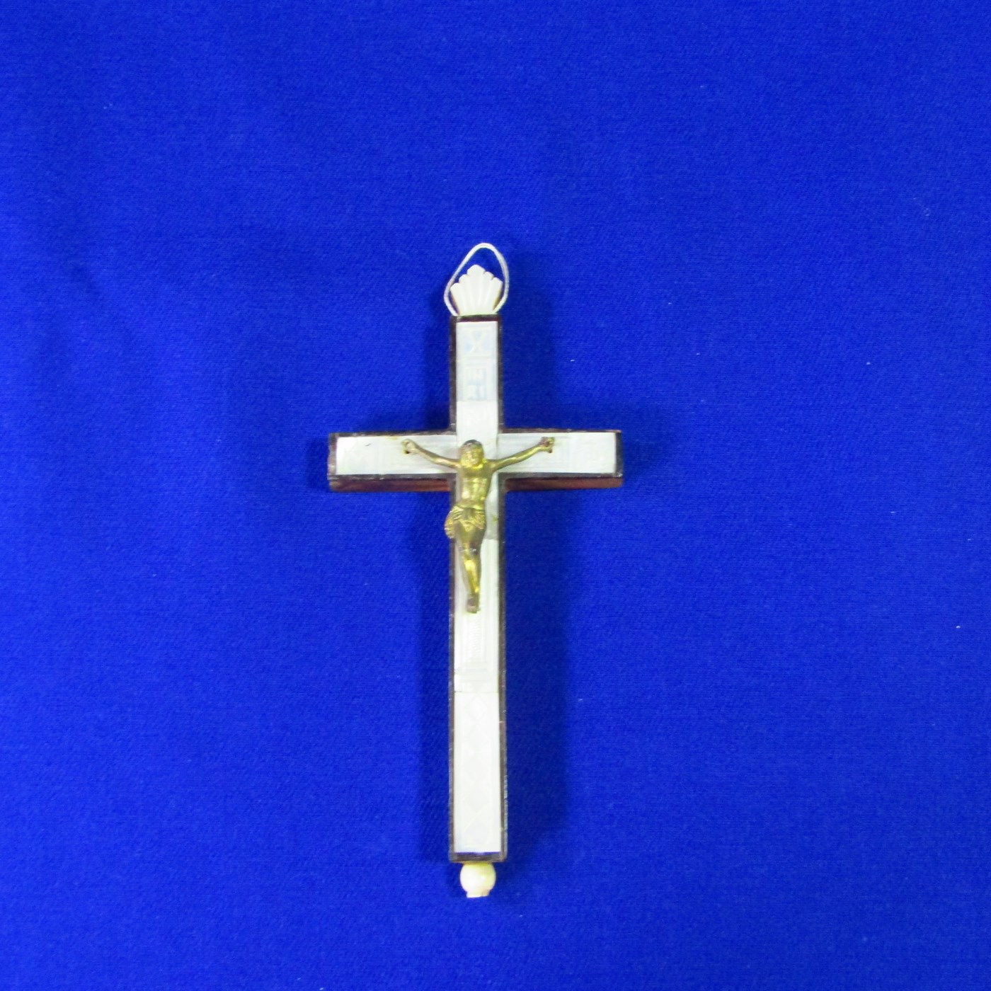 Cruz de Jerusalén en madera y Nácar con crucificado en metal. Siglo XIX.