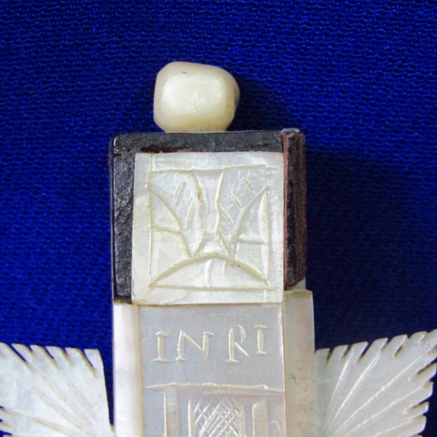 Cruz de Jerusalén en madera y Nácar con crucificado en metal. Siglo XIX. Cruz de Jerusalén en madera y Nácar con crucificado en metal. Siglo XIX.