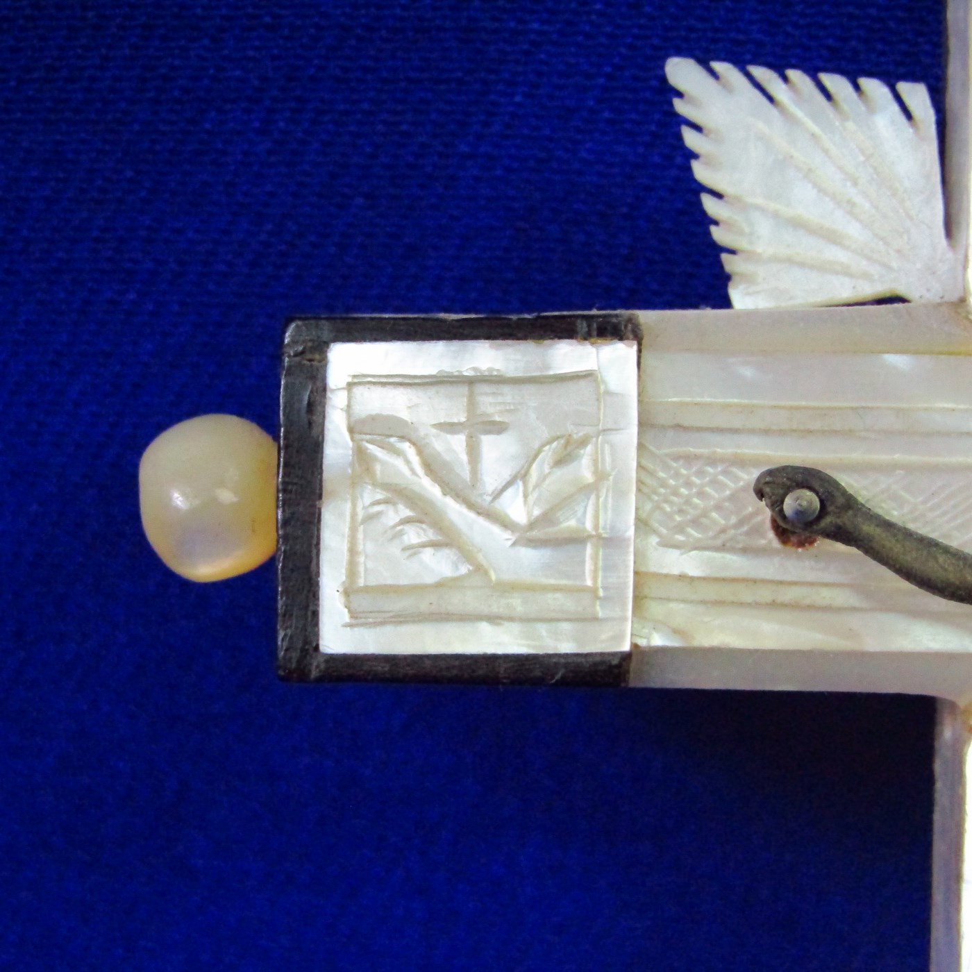 Cruz de Jerusalén en madera y Nácar con crucificado en metal. Siglo XIX. Cruz de Jerusalén en madera y Nácar con crucificado en metal. Siglo XIX.