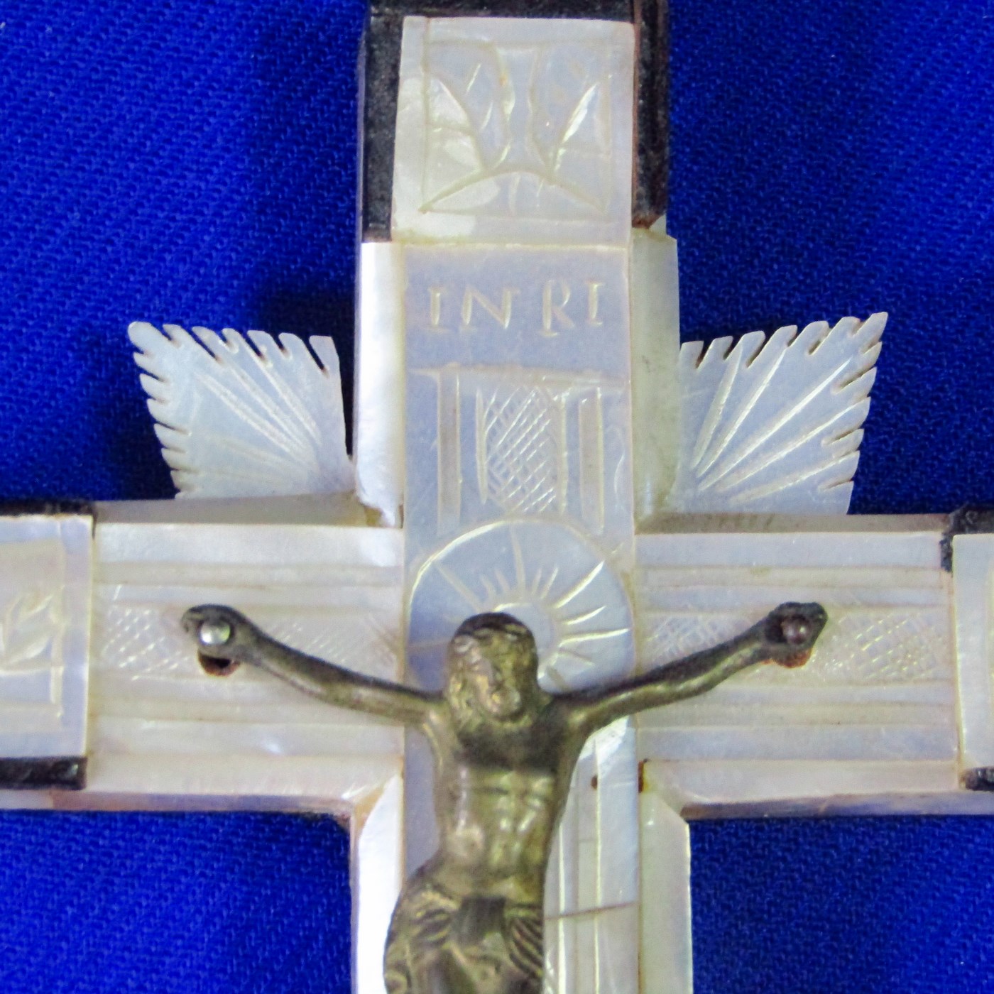 Cruz de Jerusalén en madera y Nácar con crucificado en metal. Siglo XIX. Cruz de Jerusalén en madera y Nácar con crucificado en metal. Siglo XIX.