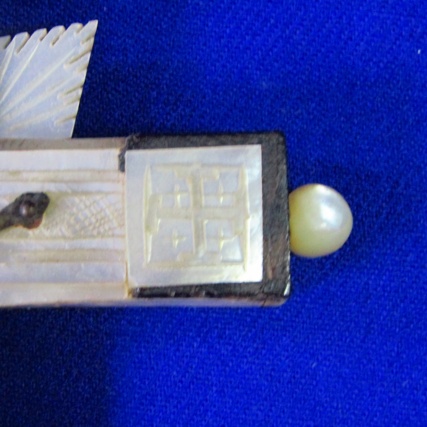 Cruz de Jerusalén en madera y Nácar con crucificado en metal. Siglo XIX. Cruz de Jerusalén en madera y Nácar con crucificado en metal. Siglo XIX.