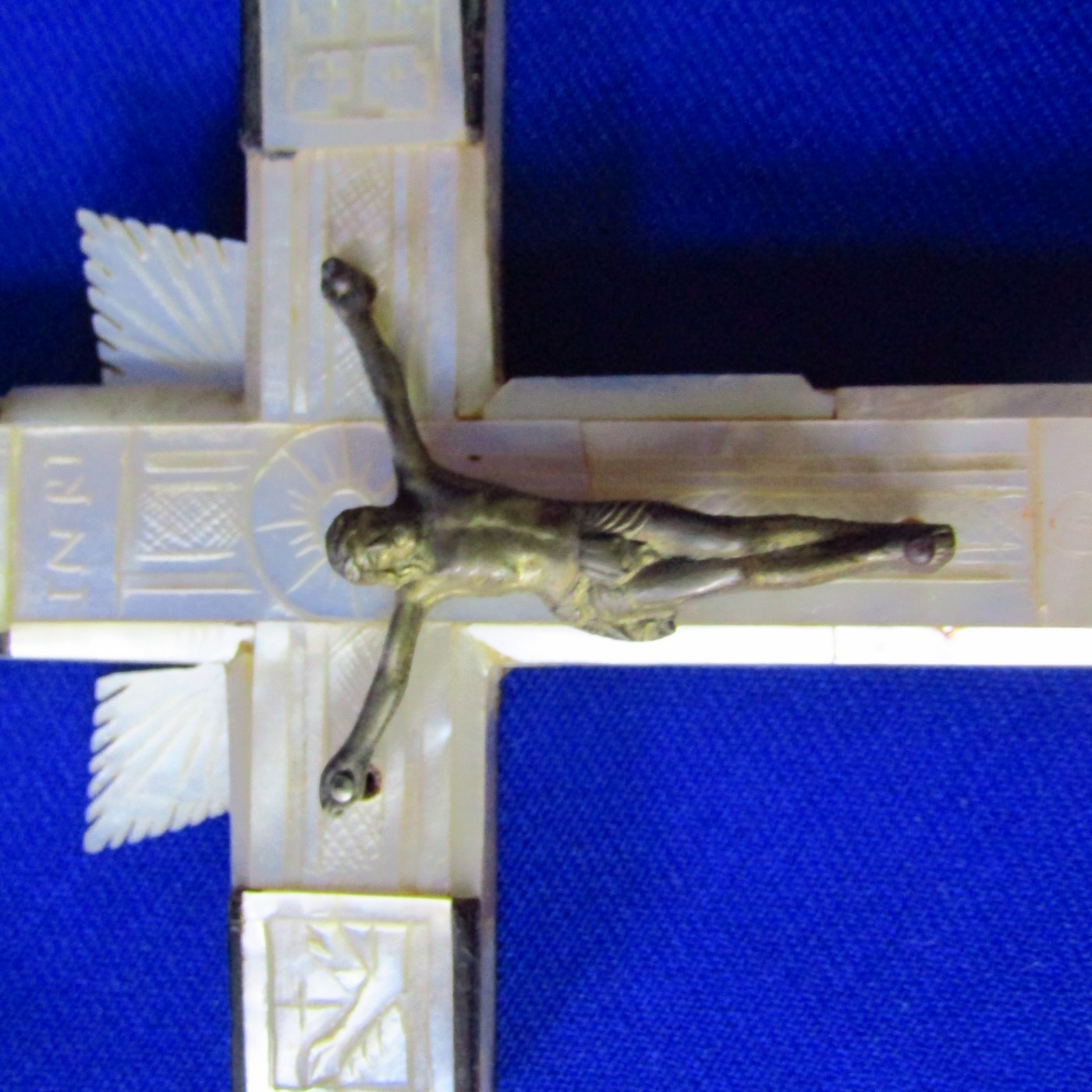 Cruz de Jerusalén en madera y Nácar con crucificado en metal. Siglo XIX. Cruz de Jerusalén en madera y Nácar con crucificado en metal. Siglo XIX.