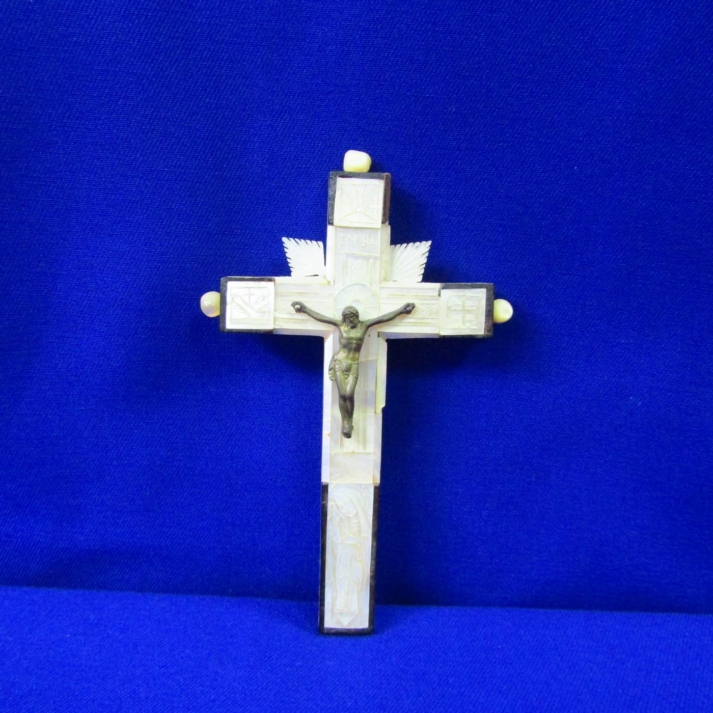 Cruz de Jerusalén en madera y Nácar con crucificado en metal. Siglo XIX. Cruz de Jerusalén en madera y Nácar con crucificado en metal. Siglo XIX.