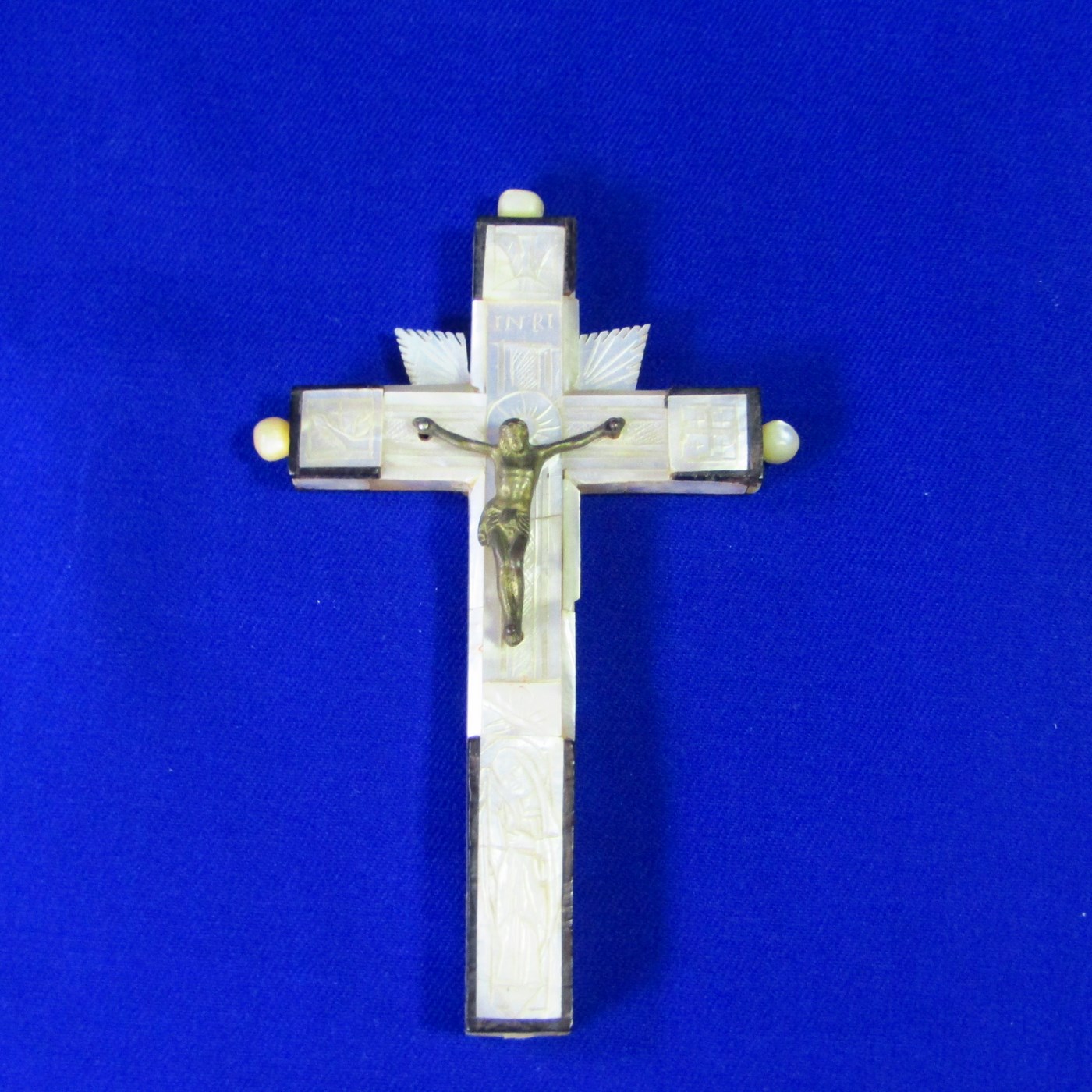 Cruz de Jerusalén en madera y Nácar con crucificado en metal. Siglo XIX. Cruz de Jerusalén en madera y Nácar con crucificado en metal. Siglo XIX.
