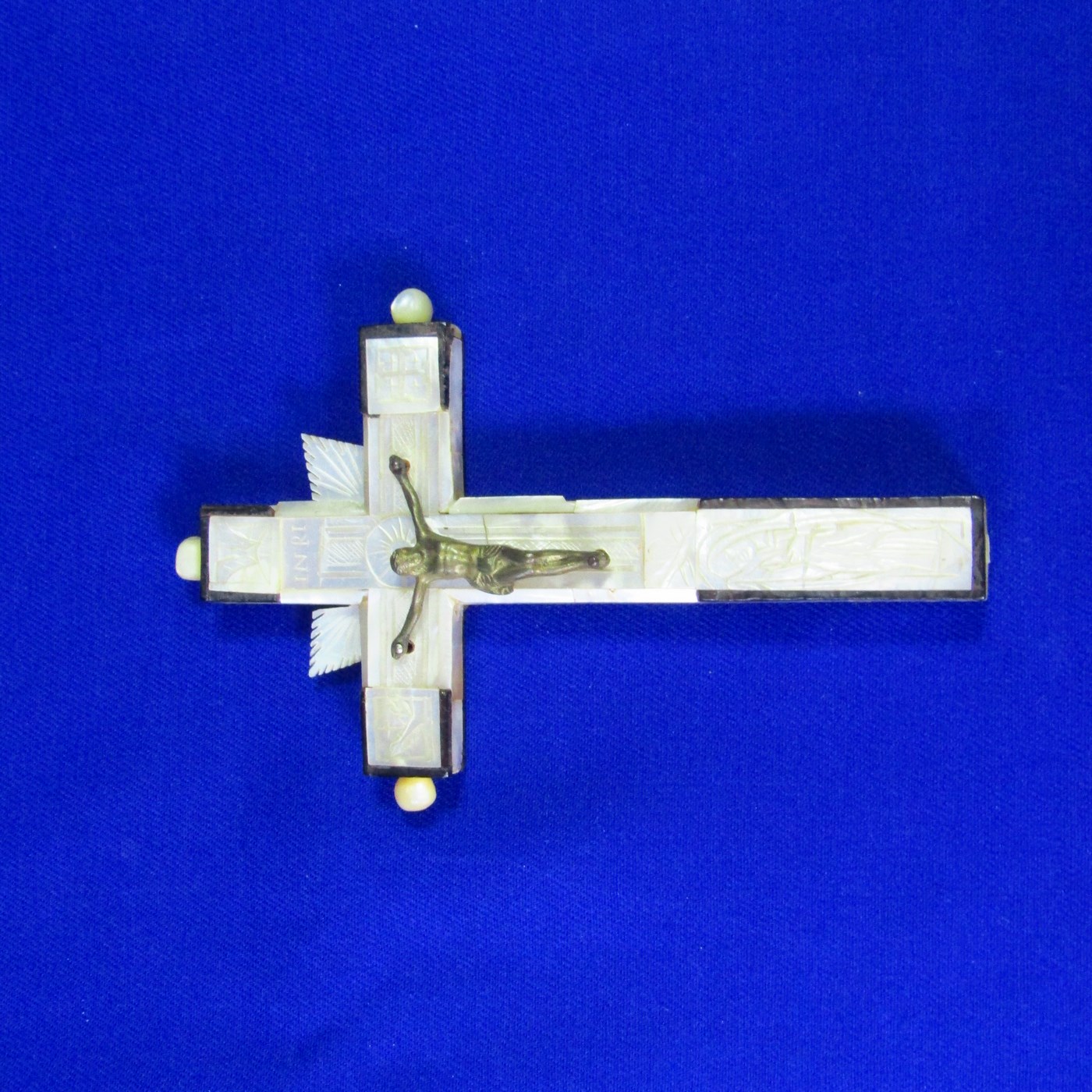 Cruz de Jerusalén en madera y Nácar con crucificado en metal. Siglo XIX. Cruz de Jerusalén en madera y Nácar con crucificado en metal. Siglo XIX.