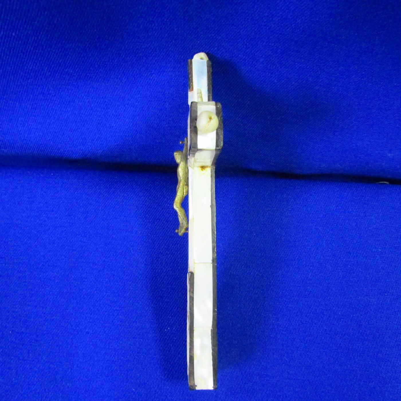 Cruz de Jerusalén en madera y Nácar con crucificado en metal. Siglo XIX. Cruz de Jerusalén en madera y Nácar con crucificado en metal. Siglo XIX.