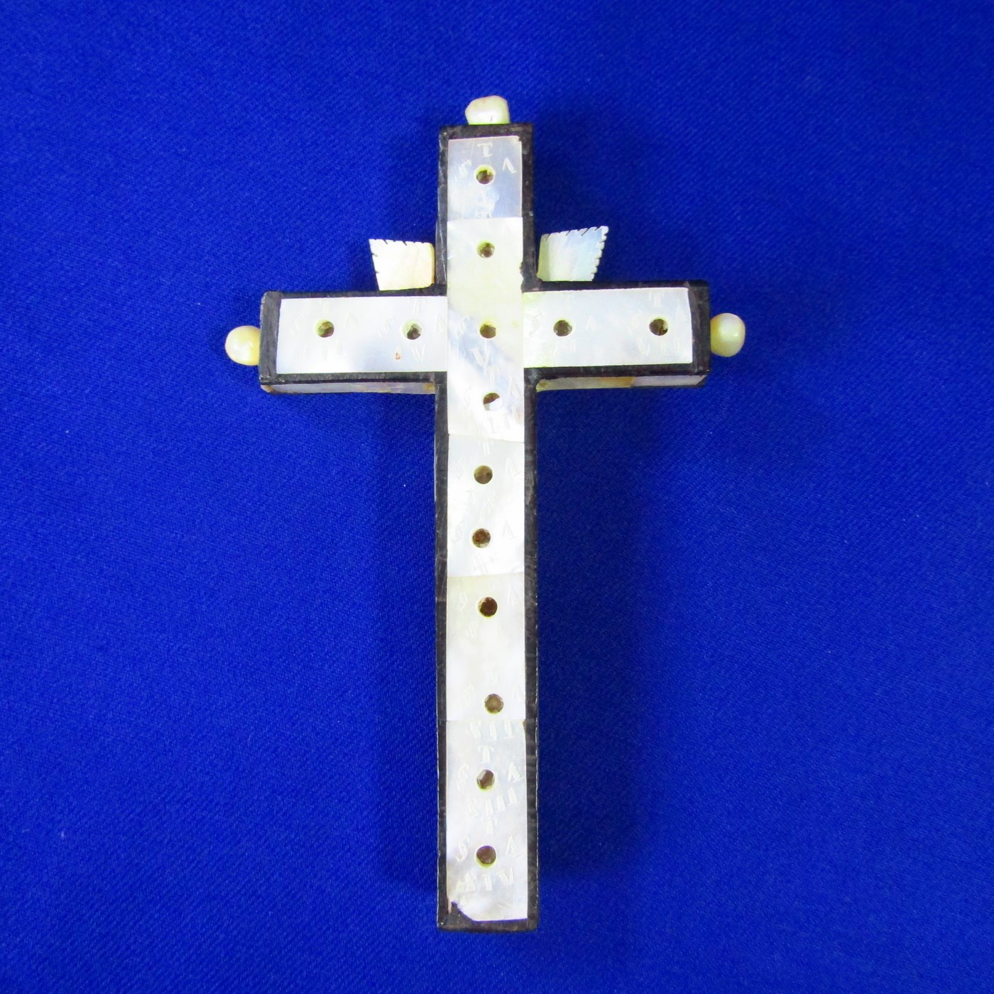 Cruz de Jerusalén en madera y Nácar con crucificado en metal. Siglo XIX. Cruz de Jerusalén en madera y Nácar con crucificado en metal. Siglo XIX.