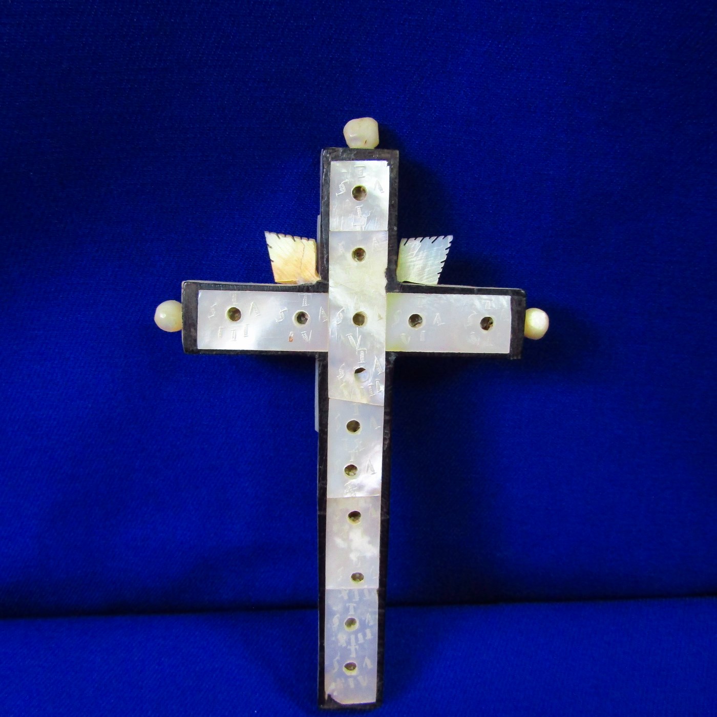 Cruz de Jerusalén en madera y Nácar con crucificado en metal. Siglo XIX. Cruz de Jerusalén en madera y Nácar con crucificado en metal. Siglo XIX.