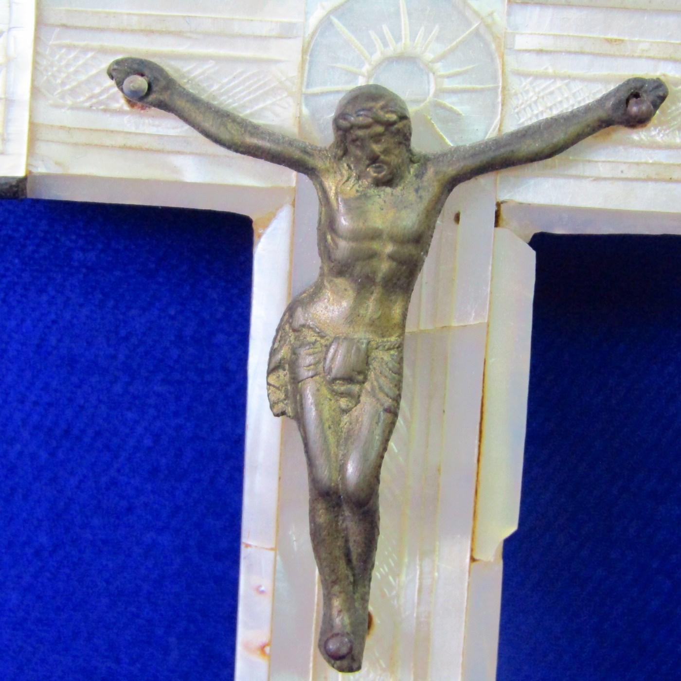 Cruz de Jerusalén en madera y Nácar con crucificado en metal. Siglo XIX. Cruz de Jerusalén en madera y Nácar con crucificado en metal. Siglo XIX.