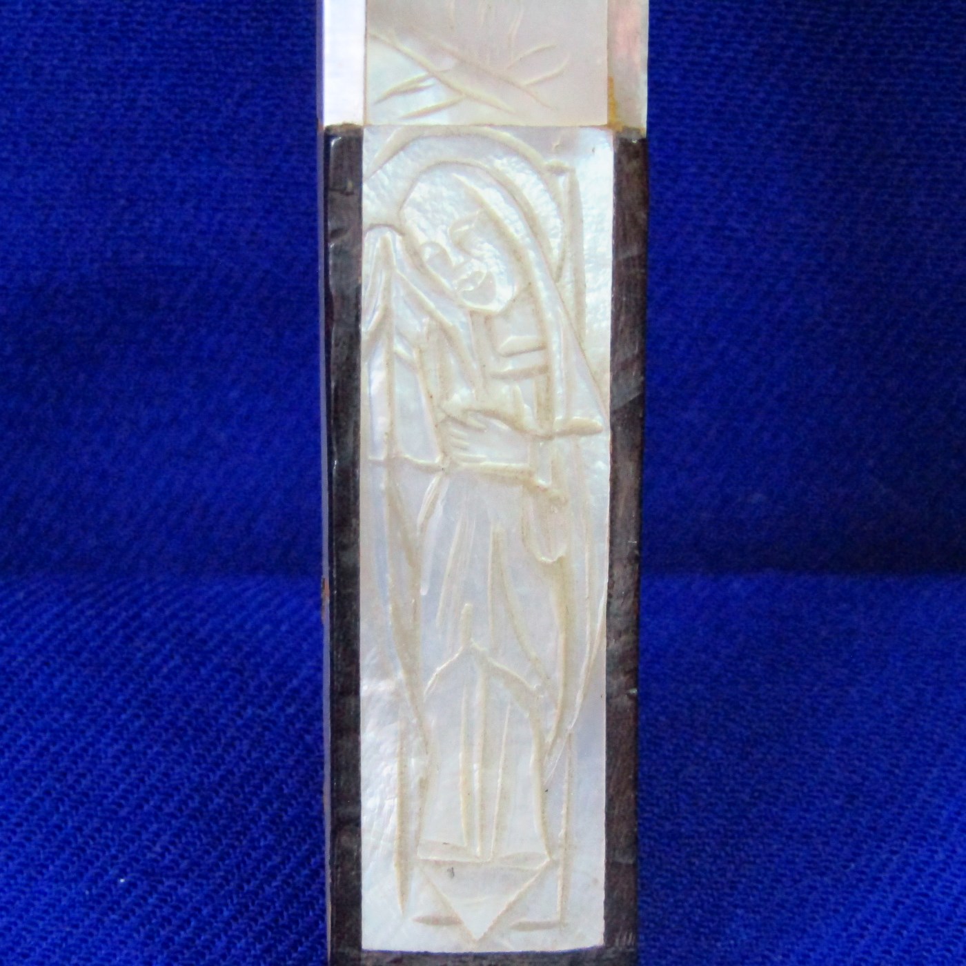 Cruz de Jerusalén en madera y Nácar con crucificado en metal. Siglo XIX. Cruz de Jerusalén en madera y Nácar con crucificado en metal. Siglo XIX.