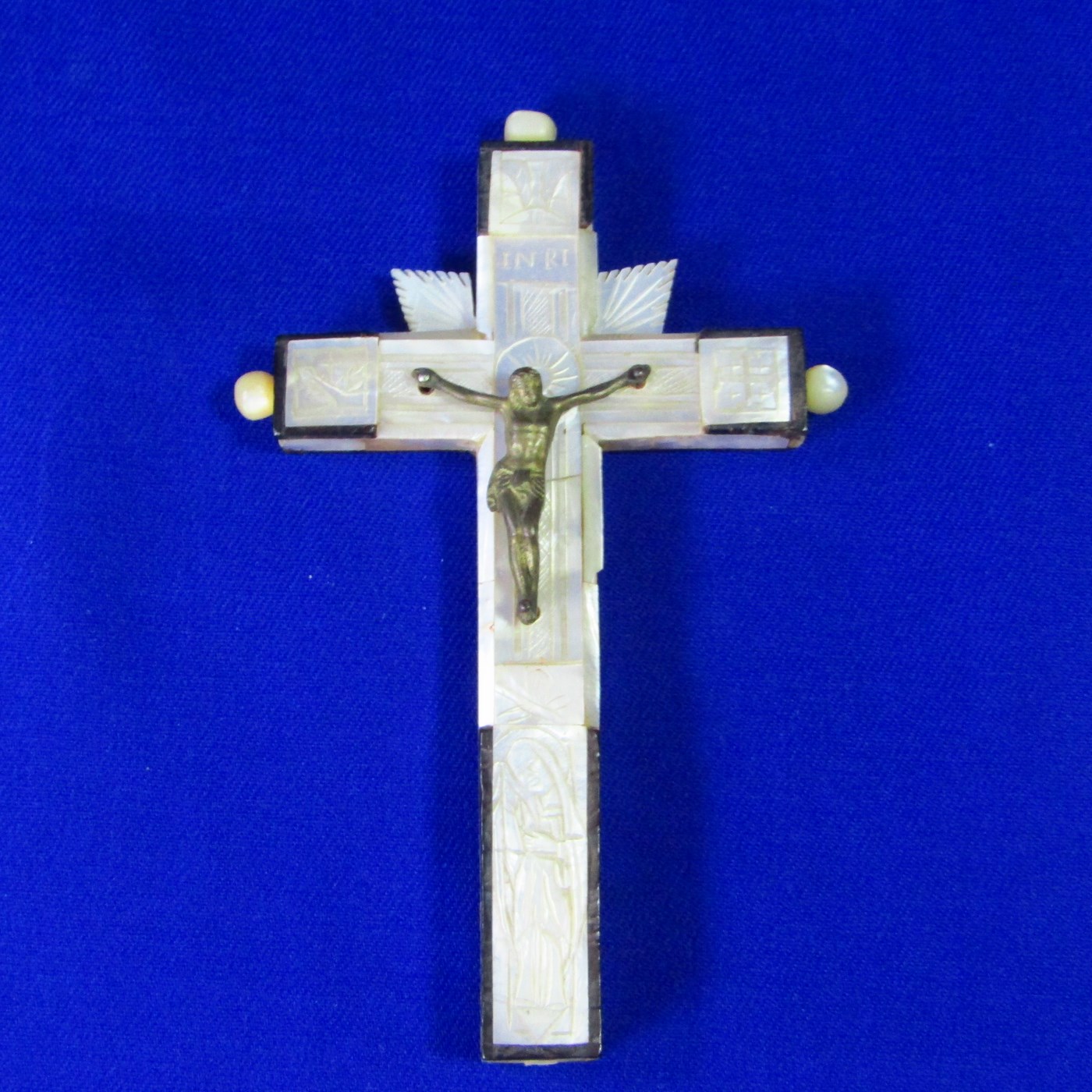 Cruz de Jerusalén en madera y Nácar con crucificado en metal. Siglo XIX.