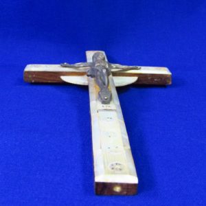 Cruz de Jerusalén en madera y Nácar con crucificado en metal. Siglo XIX.
