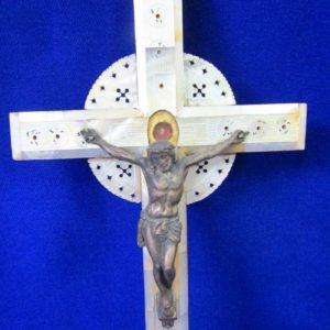 Cruz de Jerusalén en madera y Nácar con crucificado en metal. Siglo XIX.