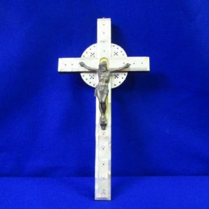 Cruz de Jerusalén en madera y Nácar con crucificado en metal. Siglo XIX.