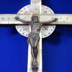 Cruz de Jerusalén en madera y Nácar con crucificado en metal. Siglo XIX.