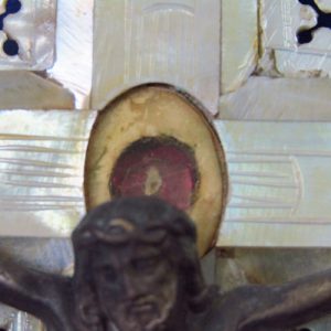Cruz de Jerusalén en madera y Nácar con crucificado en metal. Siglo XIX.