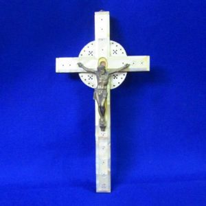 Cruz de Jerusalén en madera y Nácar con crucificado en metal. Siglo XIX.
