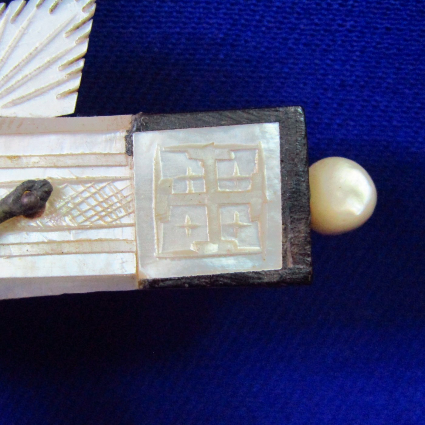 Cruz de Jerusalén en madera y Nácar con crucificado en metal. Siglo XIX. Cruz de Jerusalén en madera y Nácar con crucificado en metal. Siglo XIX.