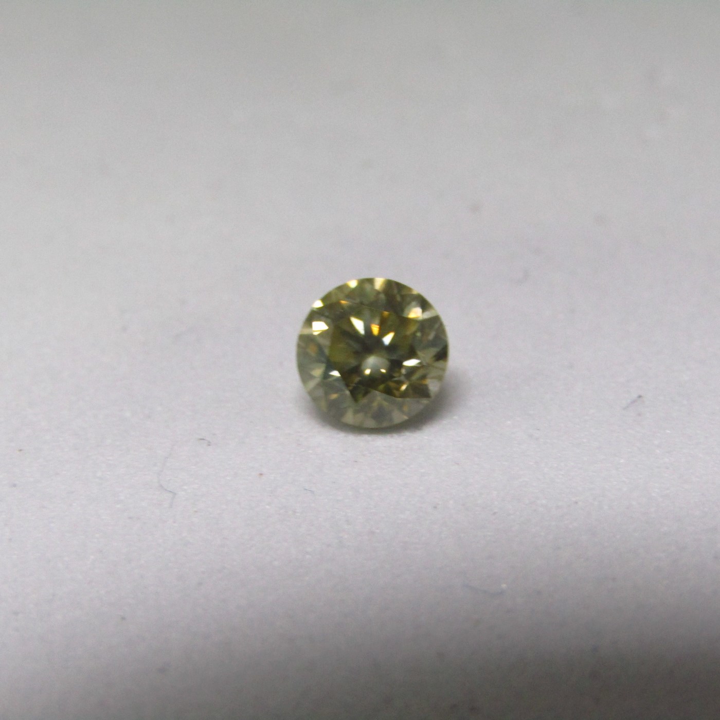 Diamante Natural de 0,70 ct. Talla: Brillante. Color: Fancy Light grey yellow. Pureza: I1. Certificado IGE.