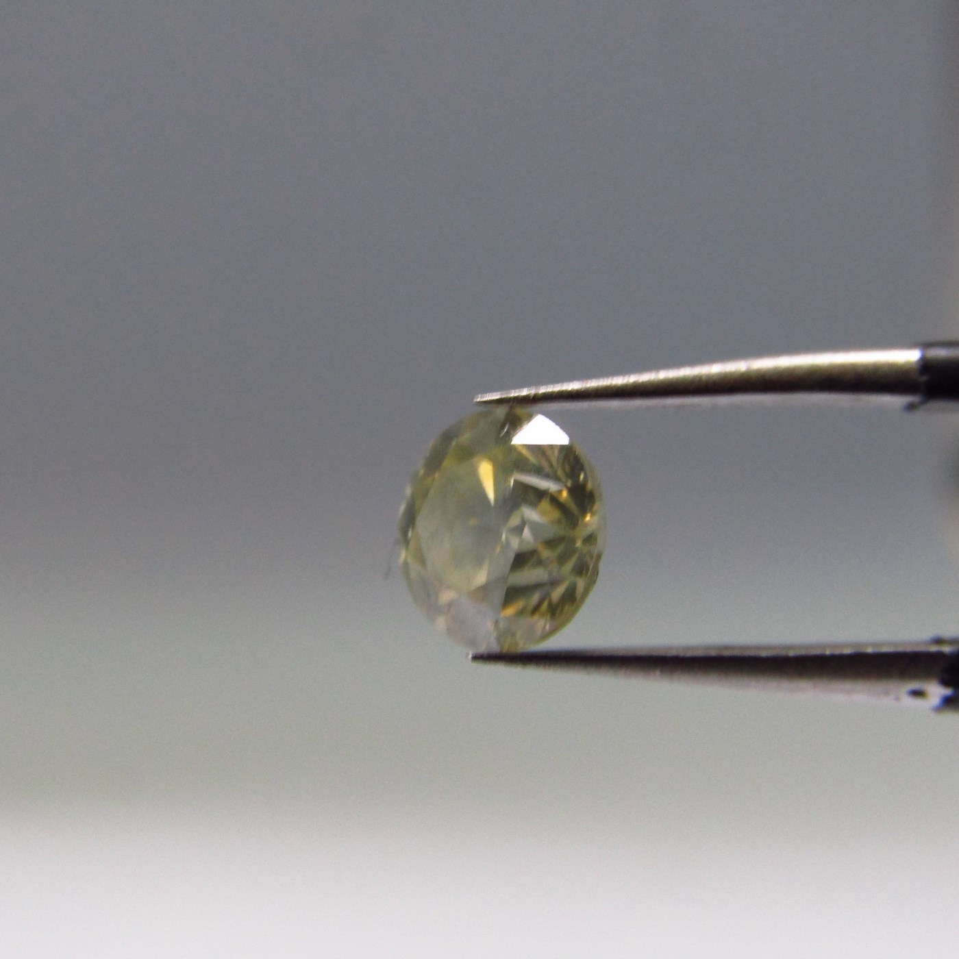 Diamante Natural de 0,70 ct. Talla: Brillante. Color: Fancy Light grey yellow. Pureza: I1. Certificado IGE. Diamante Natural de 0,70 ct. Talla: Brillante. Color: Fancy Light grey yellow. Pureza: I1. Certificado IGE.