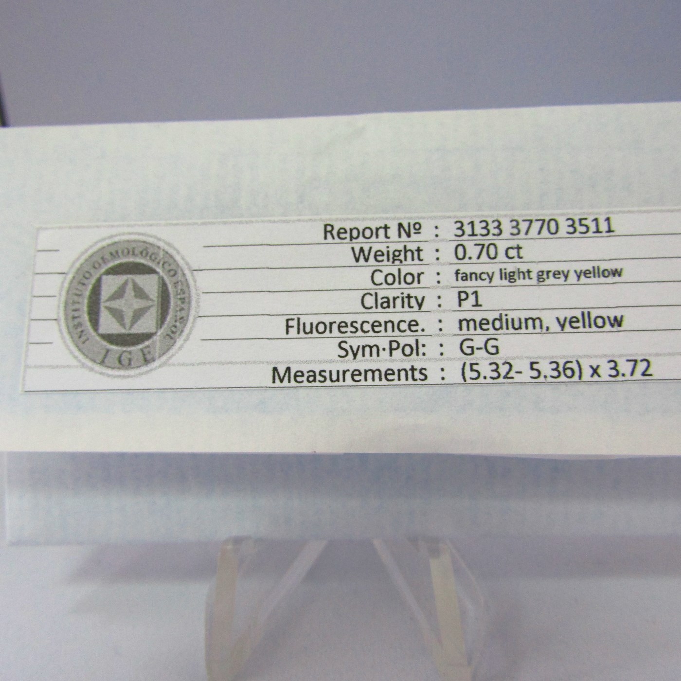 Diamante Natural de 0,70 ct. Talla: Brillante. Color: Fancy Light grey yellow. Pureza: I1. Certificado IGE. Diamante Natural de 0,70 ct. Talla: Brillante. Color: Fancy Light grey yellow. Pureza: I1. Certificado IGE.