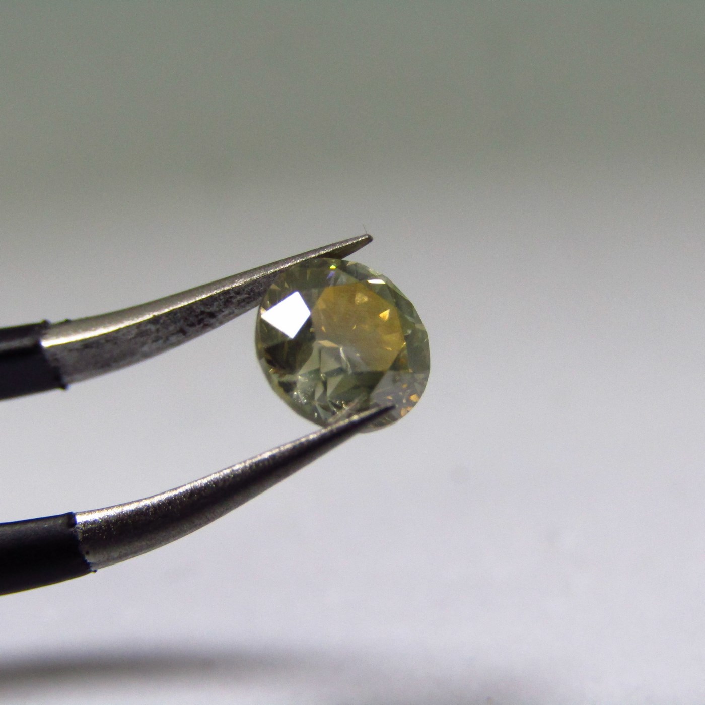 Diamante Natural de 0,70 ct. Talla: Brillante. Color: Fancy Light grey yellow. Pureza: I1. Certificado IGE. Diamante Natural de 0,70 ct. Talla: Brillante. Color: Fancy Light grey yellow. Pureza: I1. Certificado IGE.