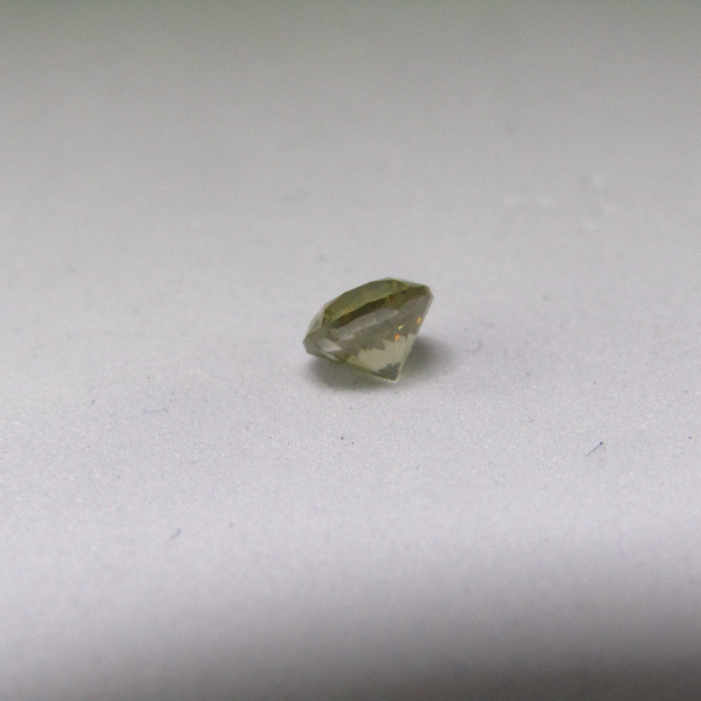 Diamante Natural de 0,70 ct. Talla: Brillante. Color: Fancy Light grey yellow. Pureza: I1. Certificado IGE. Diamante Natural de 0,70 ct. Talla: Brillante. Color: Fancy Light grey yellow. Pureza: I1. Certificado IGE.