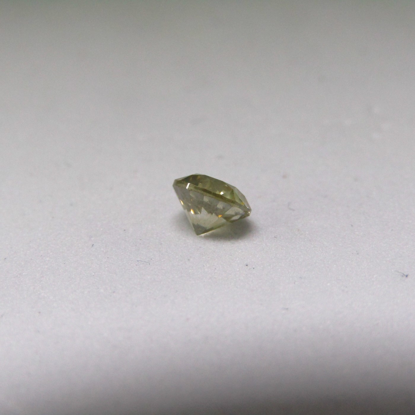 Diamante Natural de 0,70 ct. Talla: Brillante. Color: Fancy Light grey yellow. Pureza: I1. Certificado IGE. Diamante Natural de 0,70 ct. Talla: Brillante. Color: Fancy Light grey yellow. Pureza: I1. Certificado IGE.