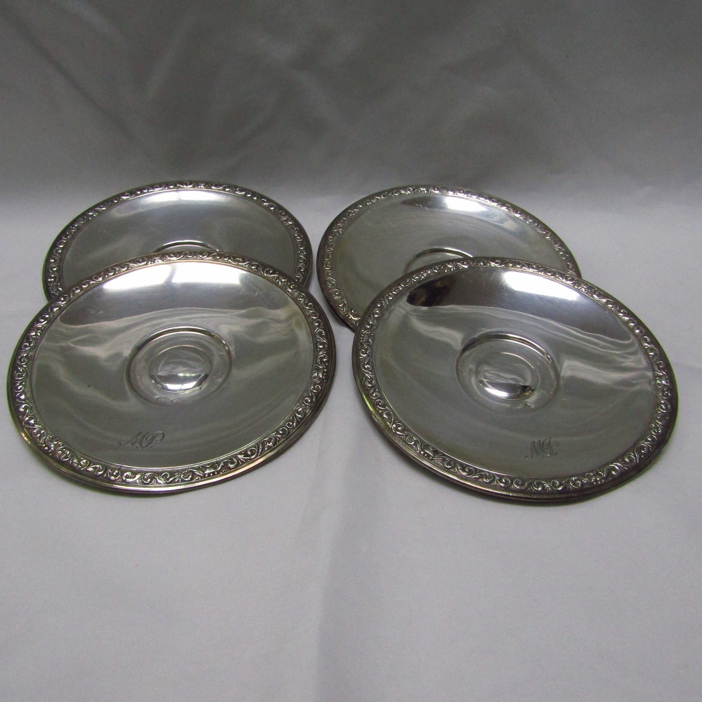 DIONISIO GARCIA. Conjunto de Cuatro platillos y tazas en plata. España, 20th. DIONISIO GARCIA. Conjunto de Cuatro platillos y tazas en plata. España, 20th.