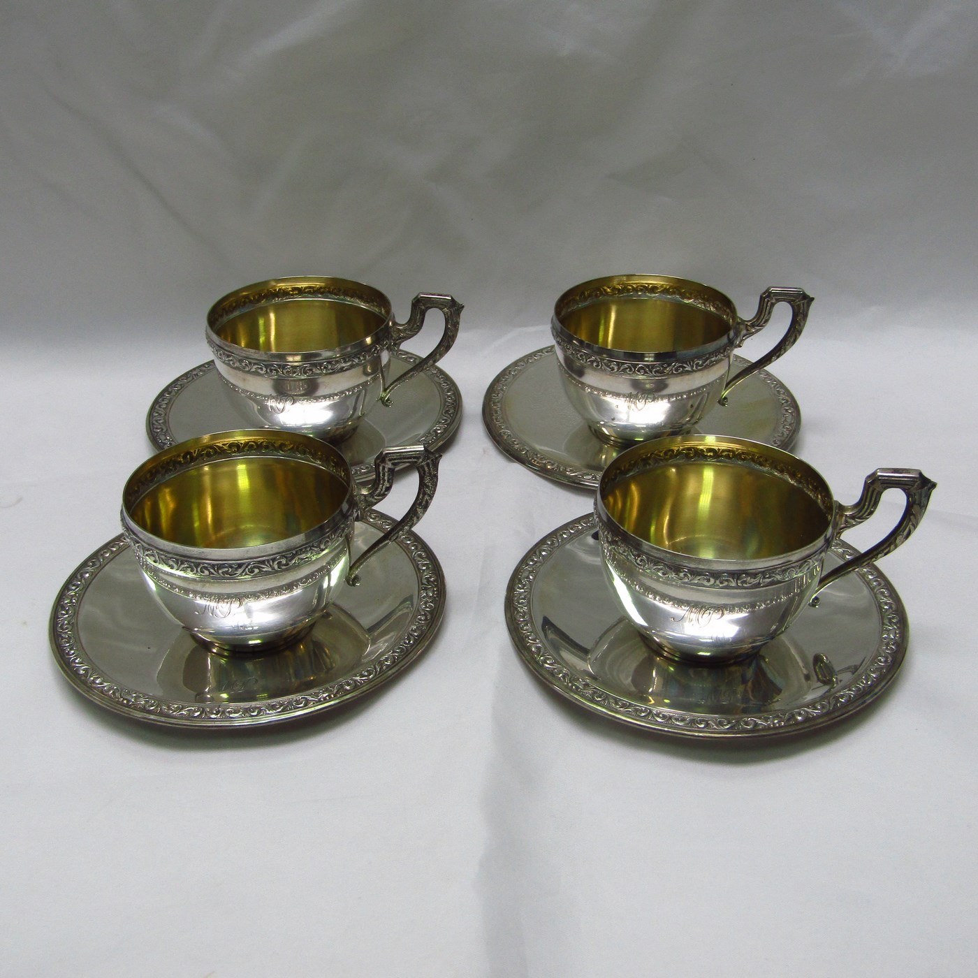 DIONISIO GARCIA. Conjunto de Cuatro platillos y tazas en plata. España, 20th. DIONISIO GARCIA. Conjunto de Cuatro platillos y tazas en plata. España, 20th.