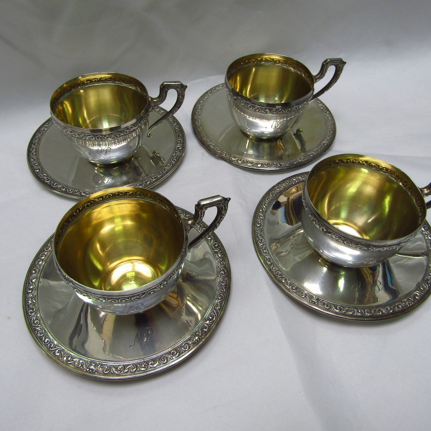 DIONISIO GARCIA. Conjunto de Cuatro platillos y tazas en plata. España, 20th. DIONISIO GARCIA. Conjunto de Cuatro platillos y tazas en plata. España, 20th.