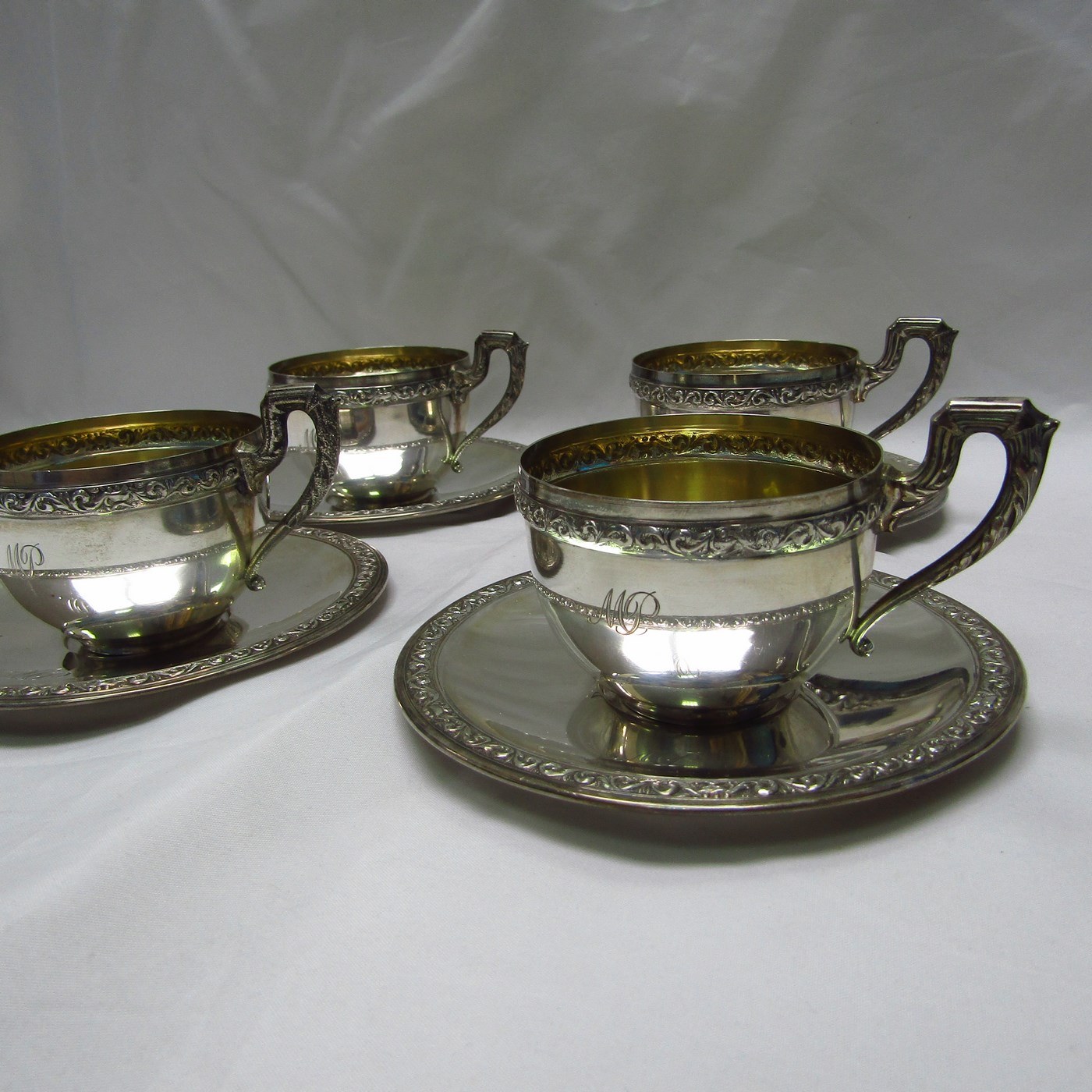 DIONISIO GARCIA. Conjunto de Cuatro platillos y tazas en plata. España, 20th. DIONISIO GARCIA. Conjunto de Cuatro platillos y tazas en plata. España, 20th.