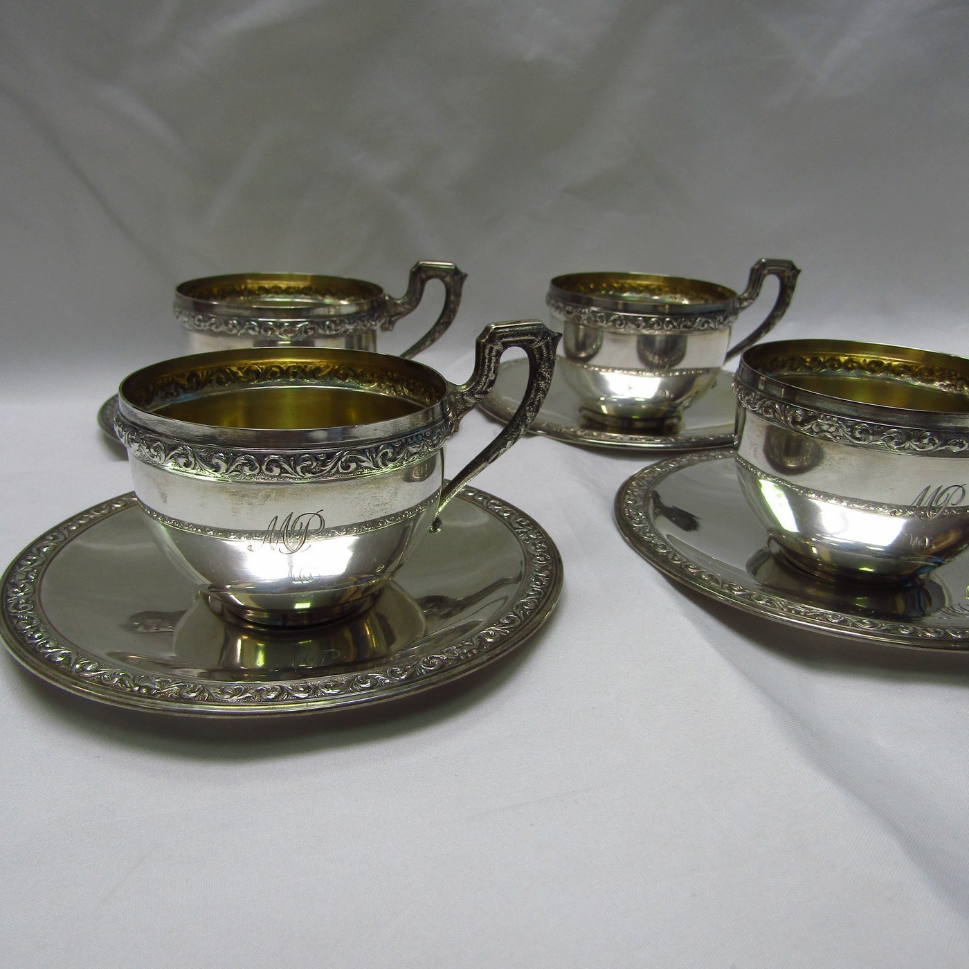 DIONISIO GARCIA. Conjunto de Cuatro platillos y tazas en plata. España, 20th. DIONISIO GARCIA. Conjunto de Cuatro platillos y tazas en plata. España, 20th.