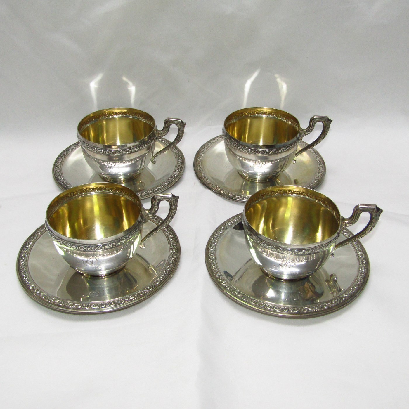 DIONISIO GARCIA. Conjunto de Cuatro platillos y tazas en plata. España, 20th. DIONISIO GARCIA. Conjunto de Cuatro platillos y tazas en plata. España, 20th.