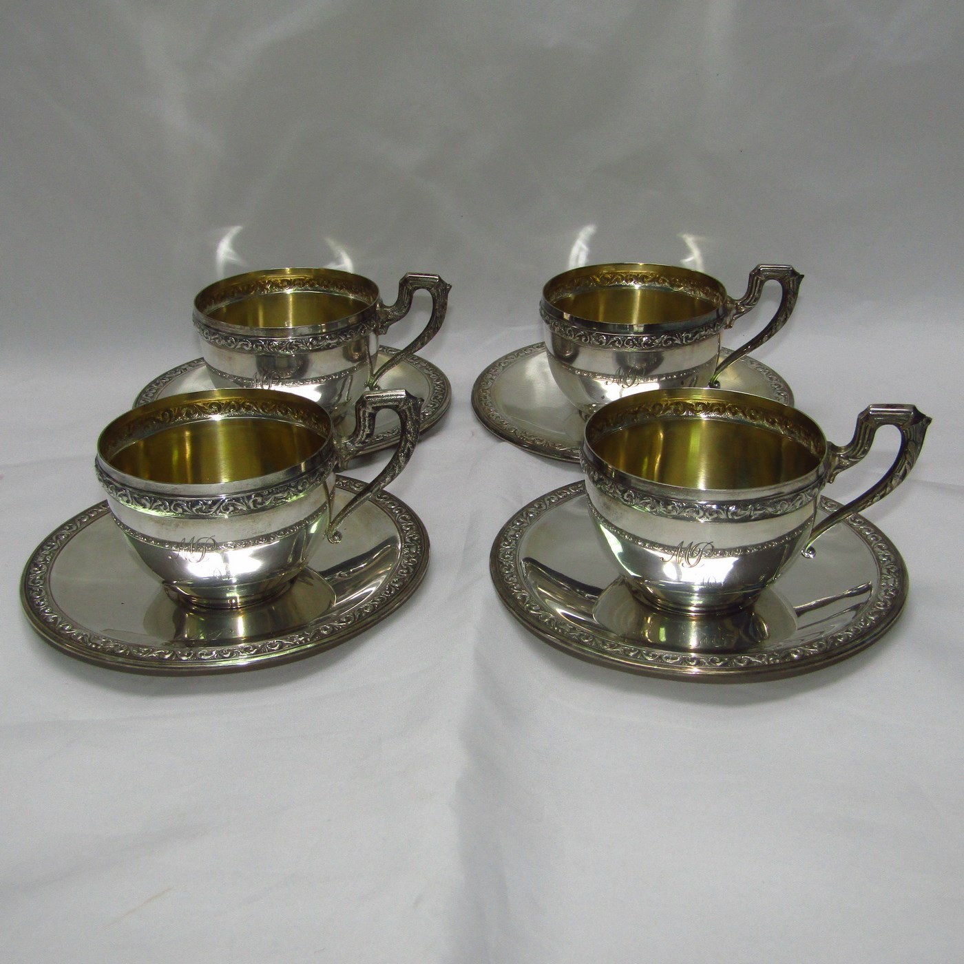 DIONISIO GARCIA. Conjunto de Cuatro platillos y tazas en plata. España, 20th. DIONISIO GARCIA. Conjunto de Cuatro platillos y tazas en plata. España, 20th.